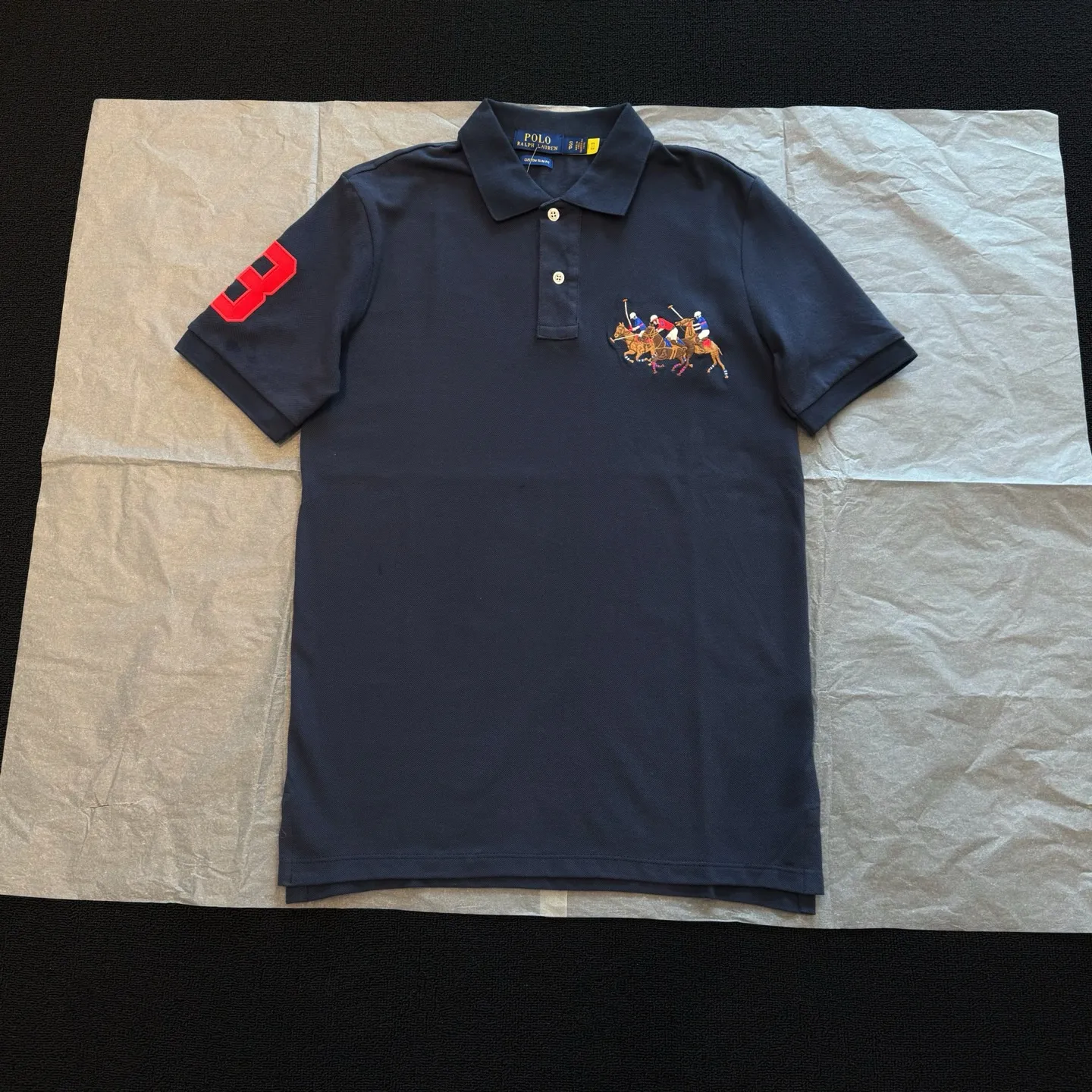 P170 Style No. RL02 (four colors) Ralph Lauren/Ralph Lauren Three Ponies embroidered logo, lapel polo shirt, T-shirt short-sleeved, fabric 100% pique cotton, imported embroidered logo on the chest, custom threaded collar, Malaysian embroidery, the highest version, suitable for business and leisure daily use! 🌘Two-button placket, laser logo pearlescent resin buttons, cuffs and hem using double-thread sewing technology, different currency versions, full set of original three-label accessories!   SIZE #S~XXL Color#Black Navy Gray White